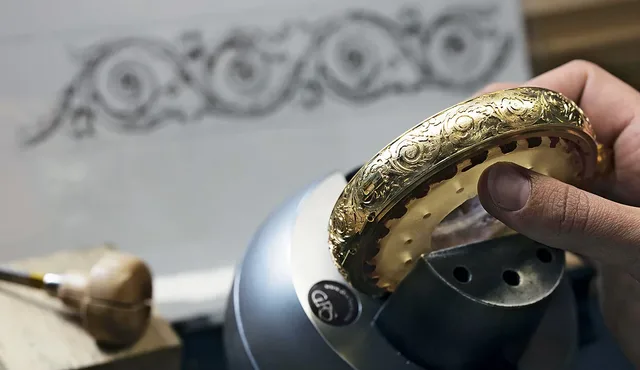 The case sides are decorated with hand-engraved friezes composed of acanthus leaves and tulips, accompanied by a “pearl” rim, while the bow is adorned with two roaring lion heads carved from a block of gold.