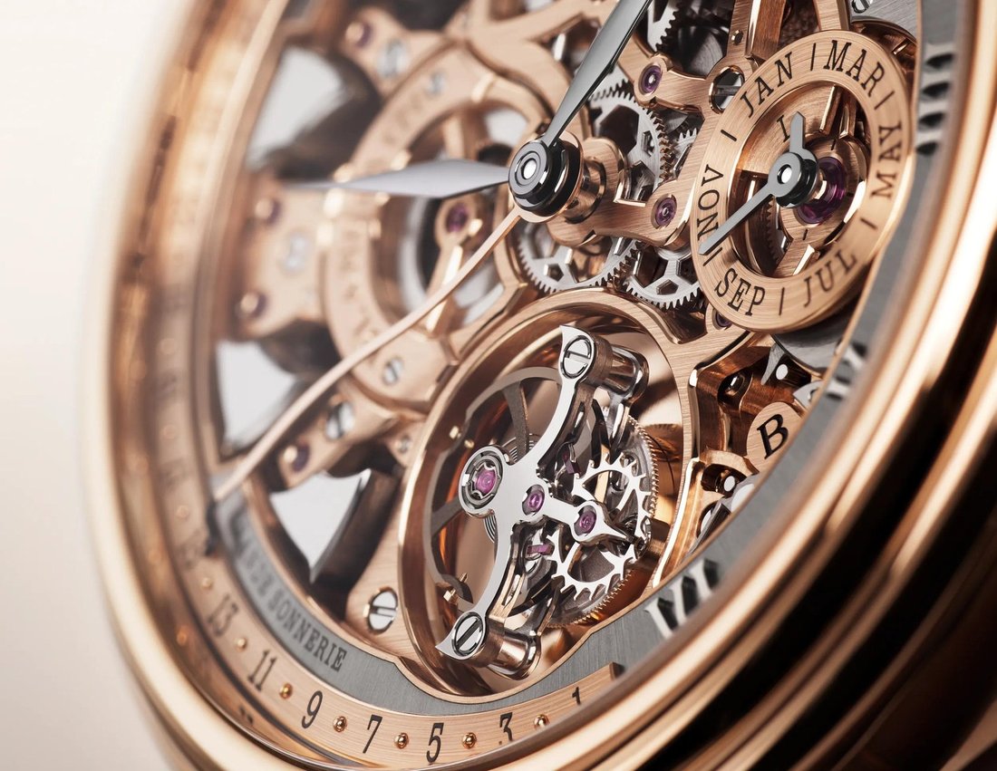 Ucan tourbillon ve gravurlu takvim halkasi (yakin)