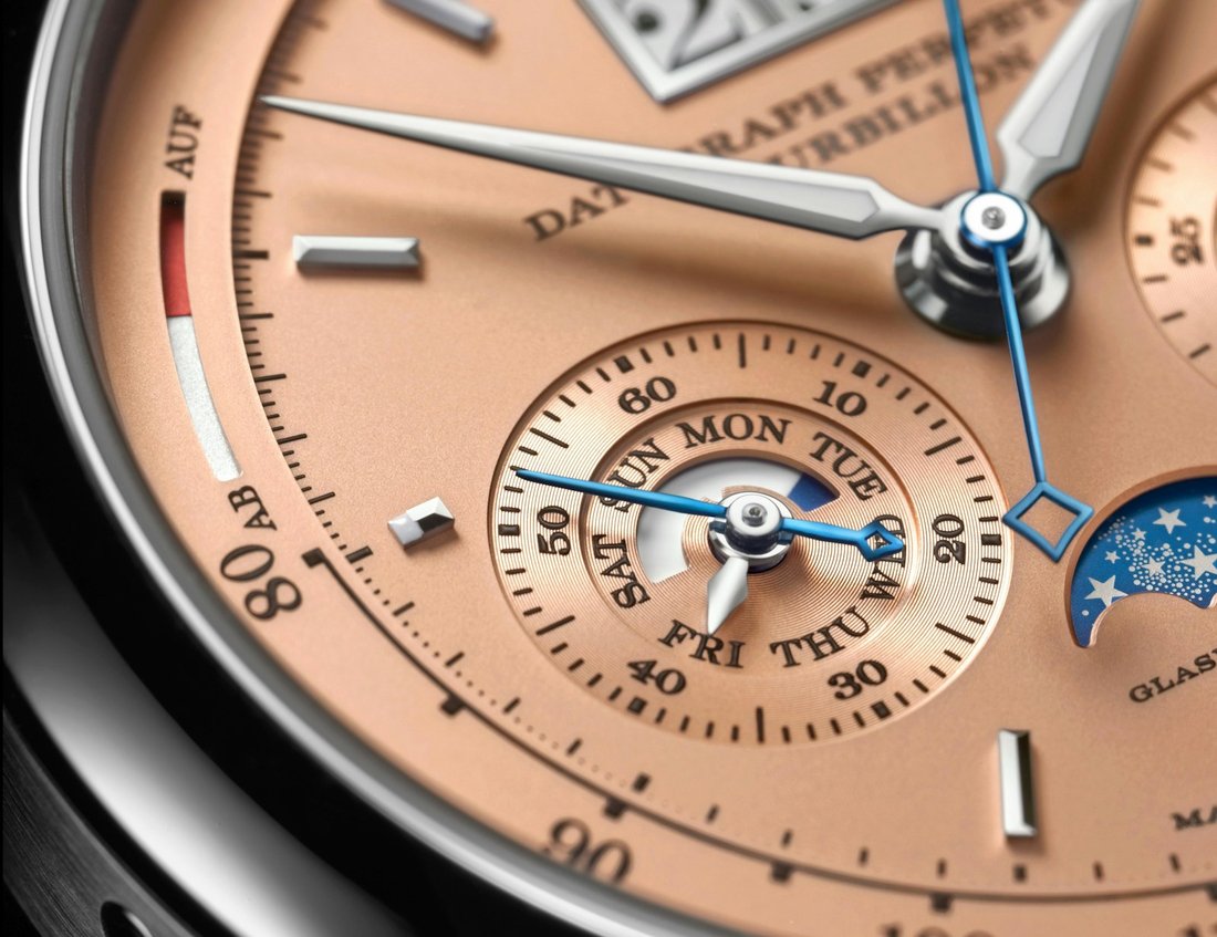 Datograph Perpetual Tourbillon: somon kadranin makro detayi, gece-gunduz ve ay evresi