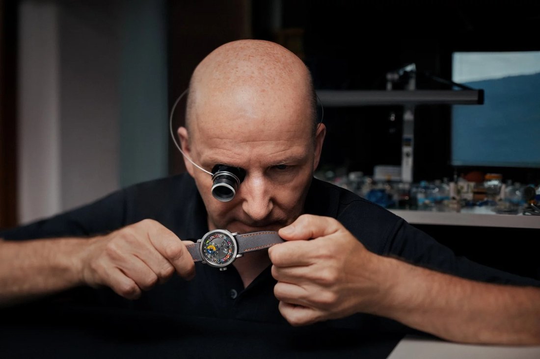 Kari Voutilainen atolyesinde LVKV-02 GMR 6'yi loupe ile incelerken