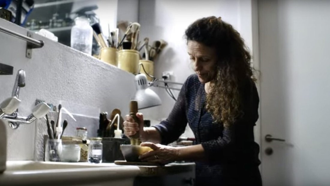 Anita Porchet atolyesinde renkli cami ogutuyor