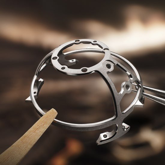 Titanyum tourbillon kafesi, elle montaj sirasinda