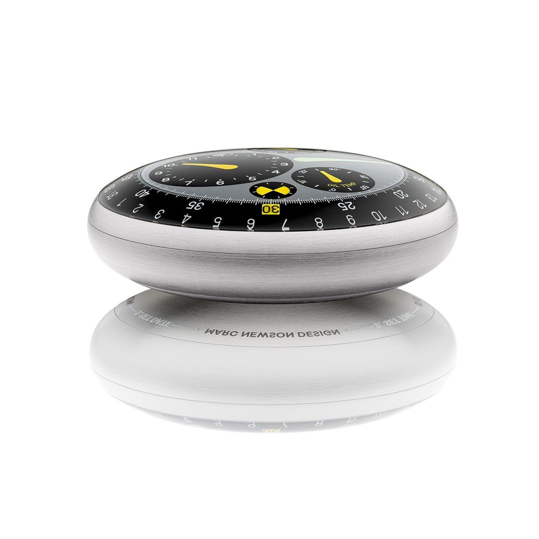 Ressence Type 3: kasa kenarinda Marc Newson Design yazisi
