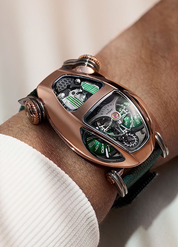 Pembe altin Serpenti bilekte (yesil gozler)